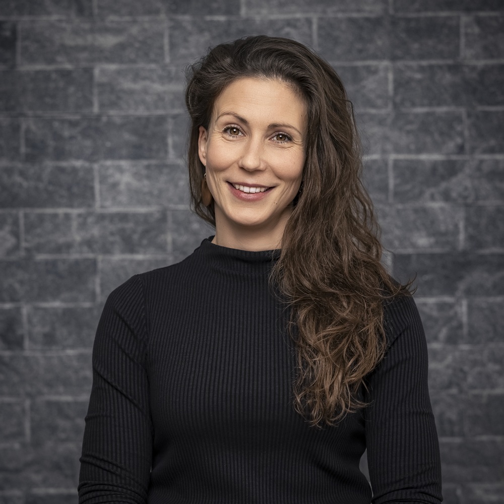 Augenoptikerin Helena Ahorn im schwarzen Shirt.